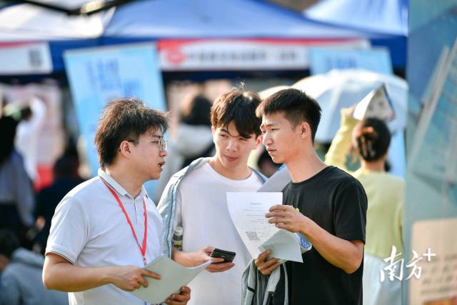 企业招聘人员为大学生们答疑解惑。曾亮超 摄 企业招聘人员为大学生们答疑解惑。曾亮超 摄