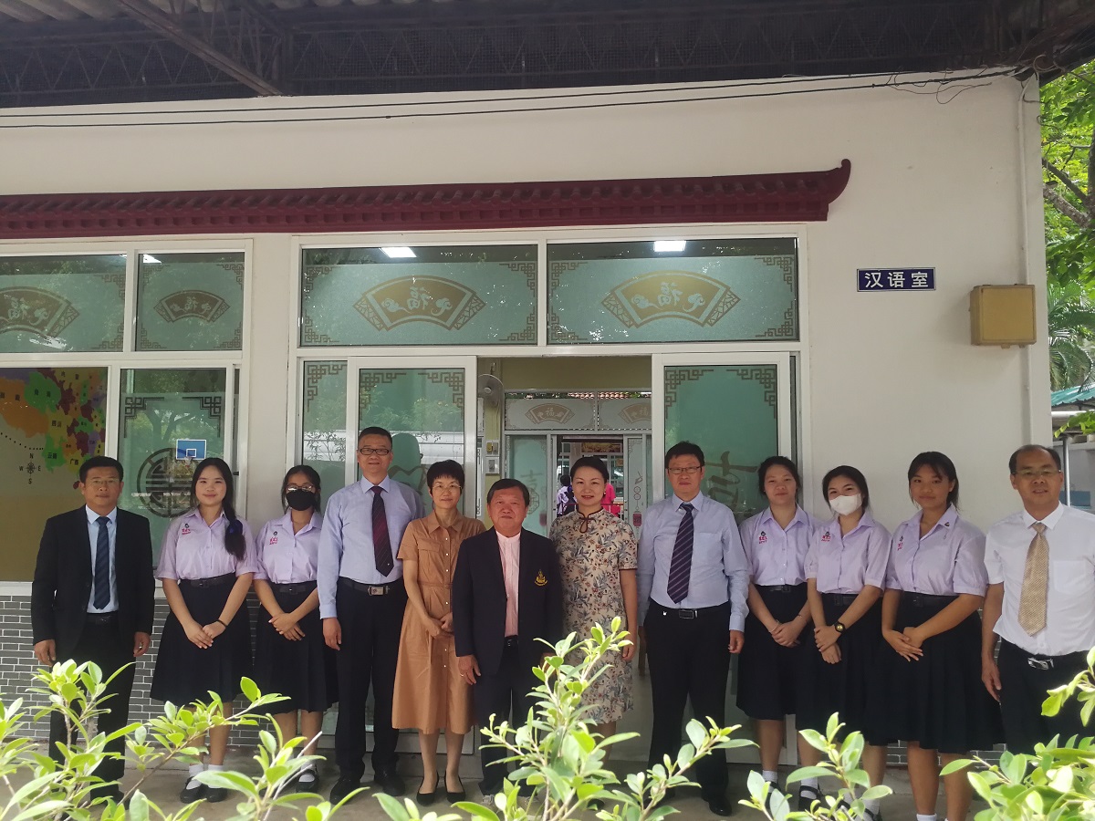 图4团组成员于春芭昙学校汉语室.jpg