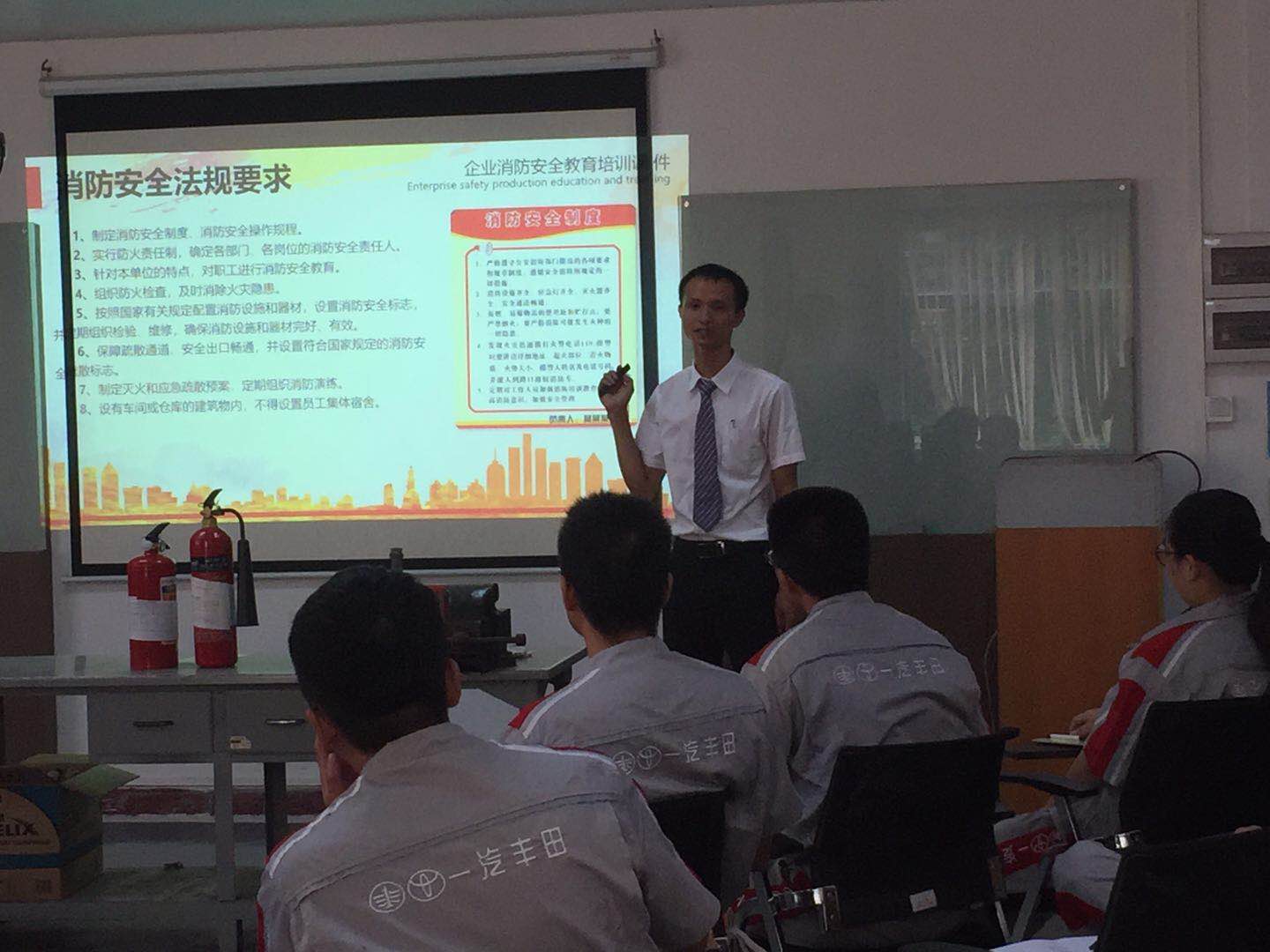 企业教师授课.jpg 企业教师授课.jpg