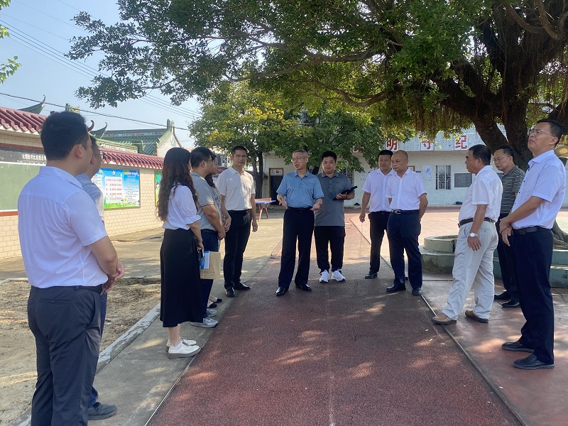 图3调研组一行到博美镇点石村调研，看望威廉希尔官网驻镇帮扶工作队队员.jpg