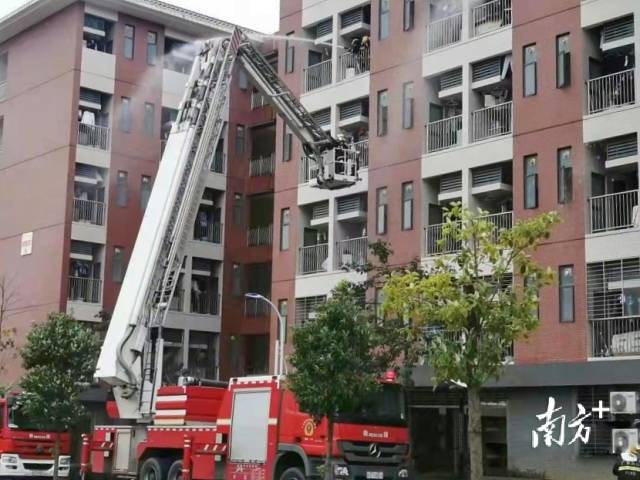 消防车呼啸而至,将云梯伸至窗边,救出“被困学生”。受访者供图
