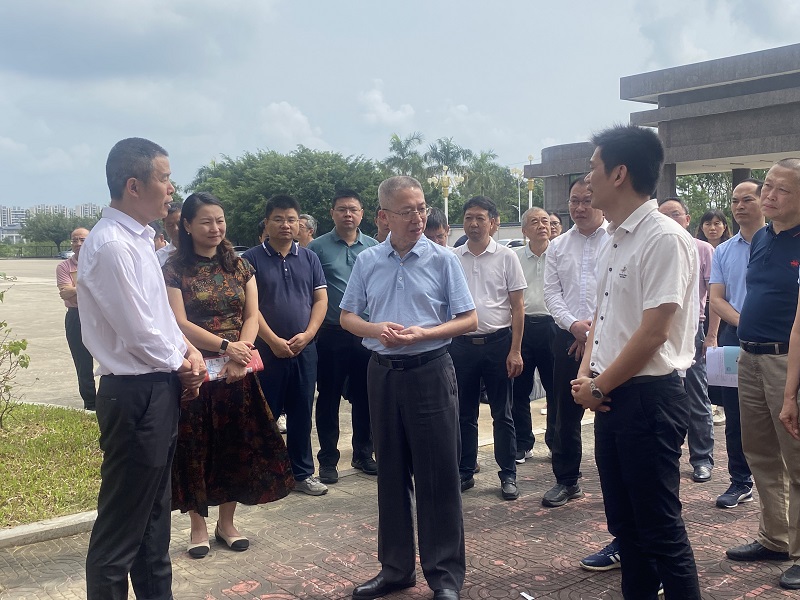 图5范秉康县长（左一）陪同调研组到海丰县中等职业学校调研.jpg